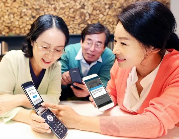 2026년 만 65세 이상 혜택노인 의료비 교통비 통신비 지원을 확인하고 기뻐하는 노부부