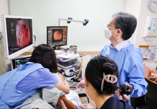 위 대장 내시경 비용 절약과 용종 제거 수술비 보험 청구하는 의사 모습