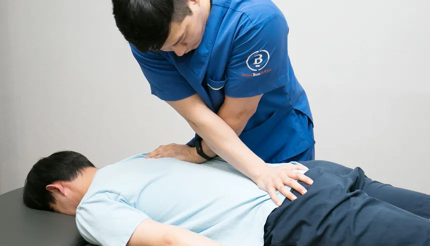 허리 통증으로 도수치료를 받는 환자와 실비 보험 청구